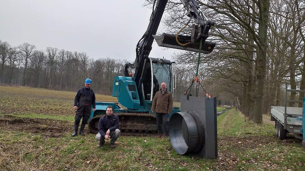 v.l.n.r.: servicemedewerker Gé Brouwer, gebiedsmakelaar Daniël Nieuwenhuis en heemraad Peter Schrijver