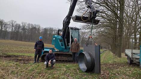 v.l.n.r.: servicemedewerker Gé Brouwer, gebiedsmakelaar Daniël Nieuwenhuis en heemraad Peter Schrijver