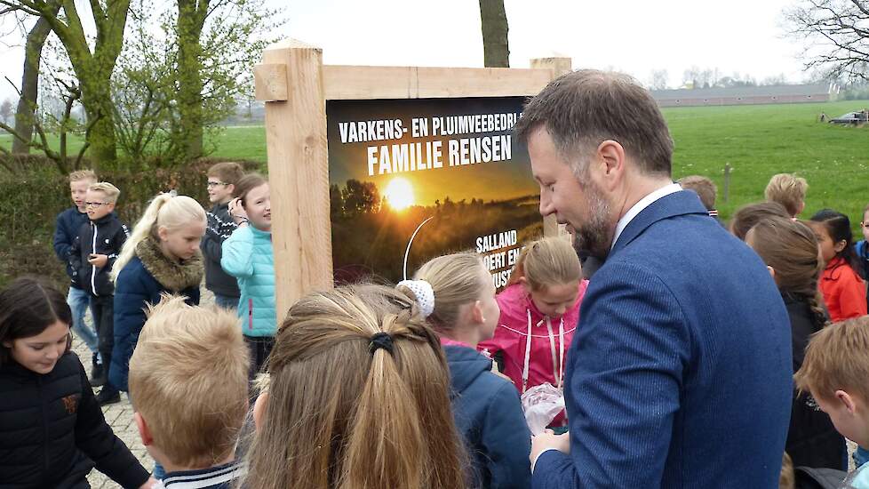 Burgemeester Dadema van Raalte bij onthulling van eerste bord Salland Boert Bewust.
