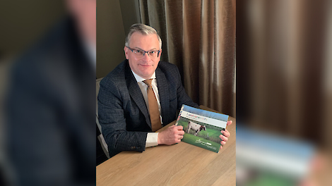 Gedeputeerde Ten Bolscher nam het Bidbook van LandvanWaarde in ontvangst.