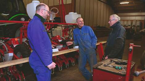 Henry (l), Johan (m) en Ad (r) Hanse brengen de laatste zaken in gereedheid voor het voorjaarswerk. Vrijwel alle werkzaamheden op het bedrijf gebeuren in eigen beheer.