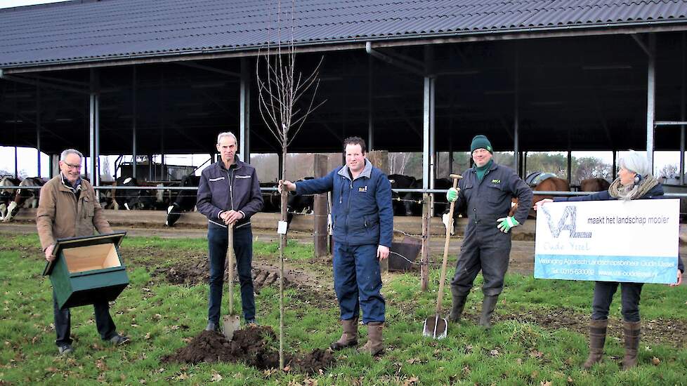 Mark Ruesink (midden) met voorzitter van de VAL Oude IJsselstreek Henry Steverink. In totaal zijn er vijftien bomen en 828 stuks struiken aangeplant. De kerkuil- en torenvalknestkast is opgehangen door Theo Weijers van de kerkuilenwerkgroep.