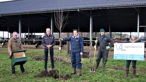 Mark Ruesink (midden) met voorzitter van de VAL Oude IJsselstreek Henry Steverink. In totaal zijn er vijftien bomen en 828 stuks struiken aangeplant. De kerkuil- en torenvalknestkast is opgehangen door Theo Weijers van de kerkuilenwerkgroep.