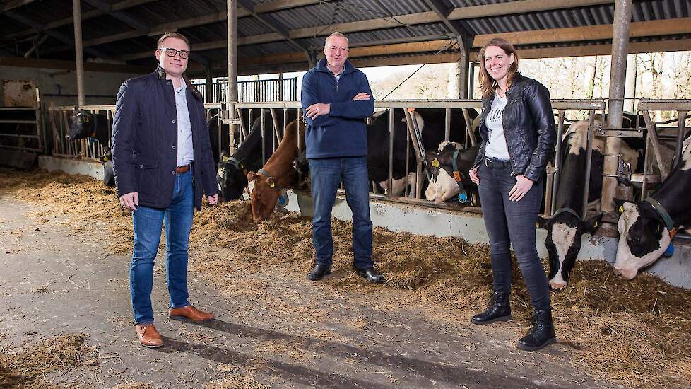 Voerleverancier De Heus is sinds deze maand officieel gouden partner van Stichting Boert Bewust. Op de boerderij van de familie van Dijk in Bunnik (UT) vond het tekenmoment plaats. Op de foto van links naar rechts Michiel Peters van De Heus, melkveehouder