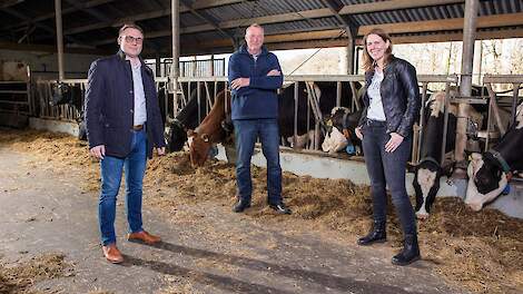 Voerleverancier De Heus is sinds deze maand officieel gouden partner van Stichting Boert Bewust. Op de boerderij van de familie van Dijk in Bunnik (UT) vond het tekenmoment plaats. Op de foto van links naar rechts Michiel Peters van De Heus, melkveehouder