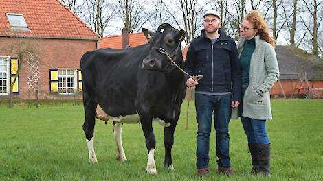 Henk-Jan en Juliëtte van de Riet met hun stiermoeder VDR Sandra 2 (Malki x Minos).