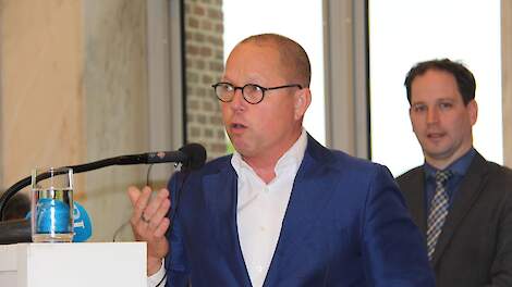 Voormalig melkveehouder Ger Koopmans (58) uit Velden is geen onbekende in agrarisch Limburg. Hier spreekt hij in het Maastrichtse gouvernementsgebouw de protesterende Limburgse boeren toe.