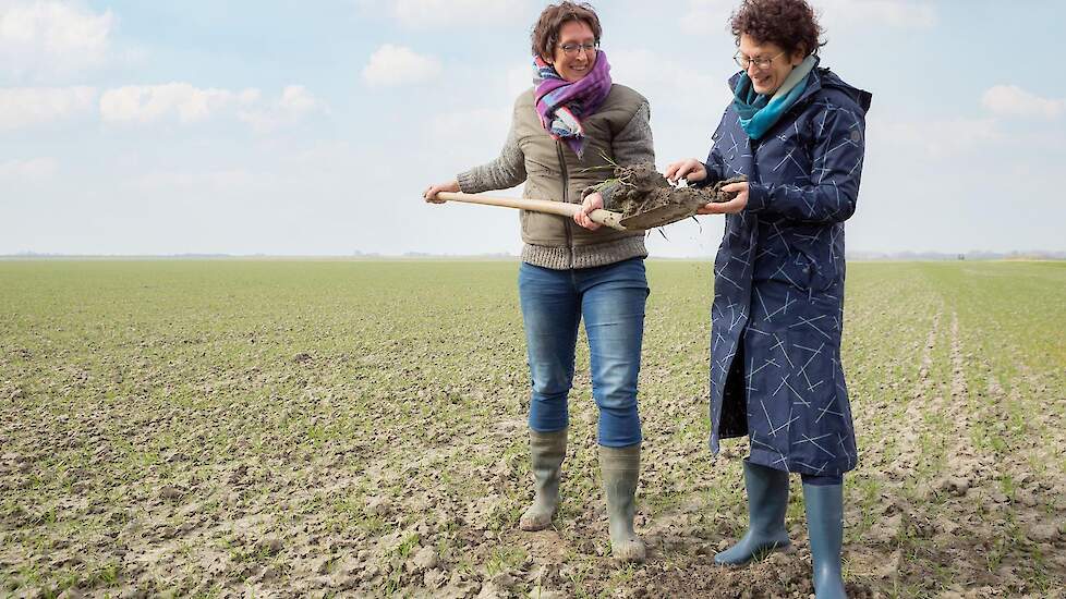 Aaltje Rispens en Sigrid Arends zijn akkerbouwer en initiatiefnemer van het project Zoet op Zout. Zij bekijken de structuur van de kleibodem.