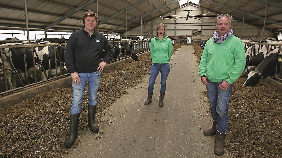 Minder maïs voeren ging volgens bedrijfsleider Sietze Fokkinga (links) van de Maargies Hoeve niet zonder slag of stoot. Rechts eigenaar Lu en dochter Lotte Nijk.