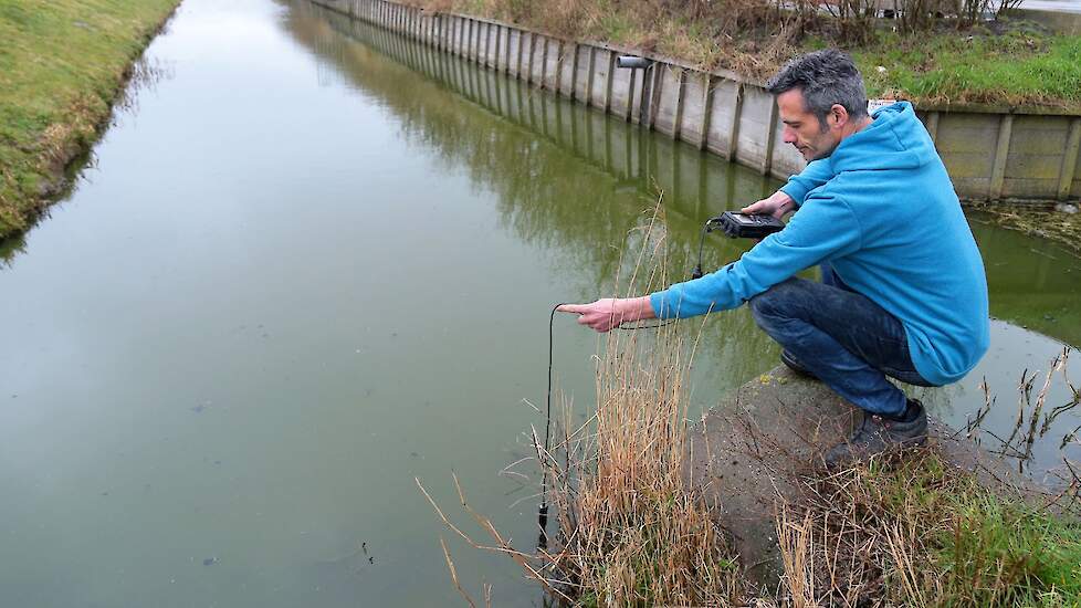 Door middel van specifieke apparatuur worden de zoutgehaltes in het water gemeten