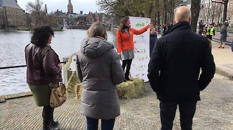 Caroline van der Plas, Laura Bromet en Tjeerd de Groot luisteren naar de presentatie van Marije Klever