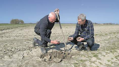 Pootgoedteler Anselm Claassen (links) bekijkt samen met Egbert Schepel van het HLB de structuur van het perceel achter het bedrijf.