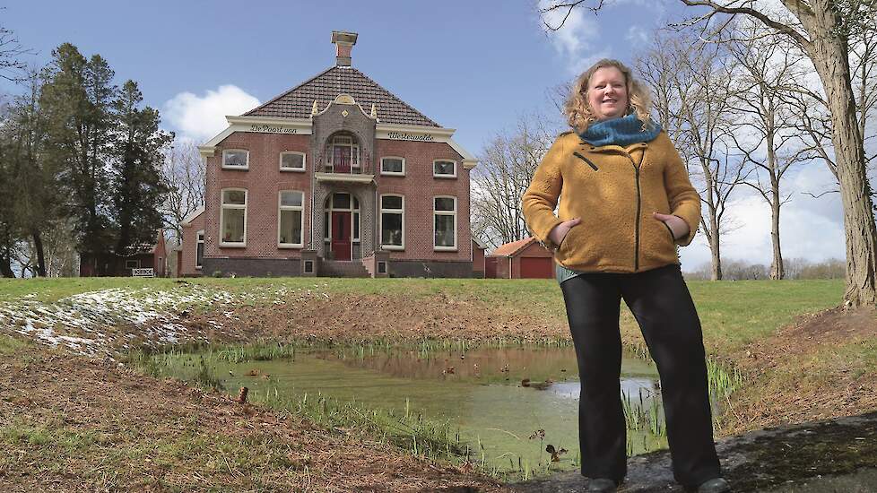 Willie Driessen-Krabben voor de boerderij in Veele: „Onze core business is akkerbouw, maar we kunnen ook heel goed loonwerk doen.”