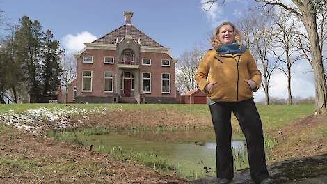 Willie Driessen-Krabben voor de boerderij in Veele: „Onze core business is akkerbouw, maar we kunnen ook heel goed loonwerk doen.”