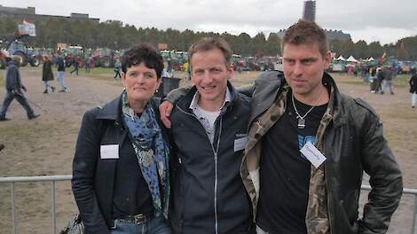 Van links naar rechts Sieta van Keimpema (FDF/DDB), Bart Kemp (Agractie) en Mark van den Oever (FDF), tijdens een demonstratie tegen het stikstofbeleid.