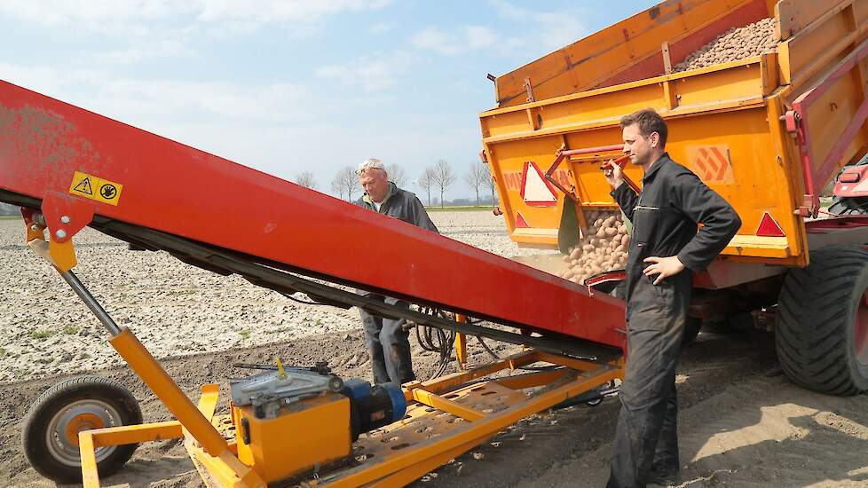 Vader René (64) en zoon Marijn van Dongen poten aardappels van het phytophthora-resistente ras Allouette