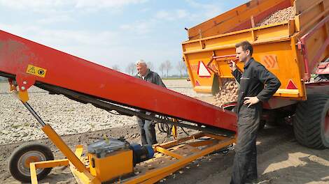 Vader René (64) en zoon Marijn van Dongen poten aardappels van het phytophthora-resistente ras Allouette