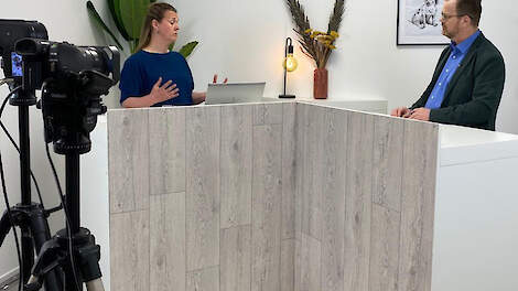 Reinout Burgers, chefredacteur Pig Business (rechts), in gesprek met Anne Staadegaard, Adviseur Gezondheid bij Topigs Norsvin (links).