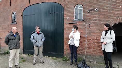 Wethouder Liesbeth Grijsen (tweede van rechts) en Overijssels Gedeputeerde Monique van Haaf brachten voor de toekomstige bewoners van ‘Buiten delen’ een traditioneel Sallands streekgeschenk mee: een walnotenboom.