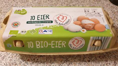 Duitse supermarkten willen eind dit jaar alleen nog biologische en vrije uitloop eieren verkopen van leghennen waarvan de broertjes direct na de geboorte niet gedood worden. Ook voor scharreleieren stijgt de vraag naar deze zogeheten Ohne Kükentöten (OKT)