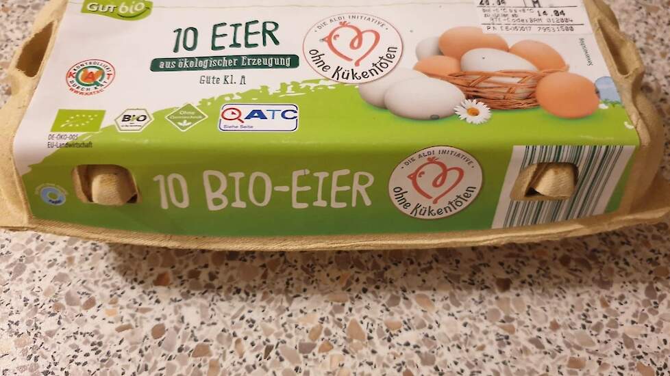 Duitse supermarkten willen eind dit jaar alleen nog biologische en vrije uitloop eieren verkopen van leghennen waarvan de broertjes direct na de geboorte niet gedood worden. Ook voor scharreleieren stijgt de vraag naar deze zogeheten Ohne Kükentöten (OKT)