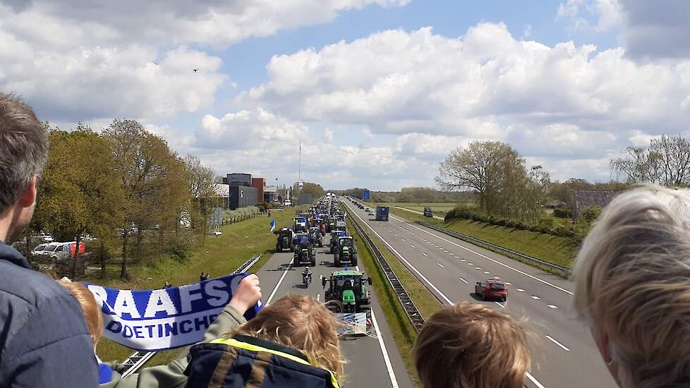 De stoet trekt hier langs het viaduct op de A18 (Wijnbergseweg in Doetinchem)