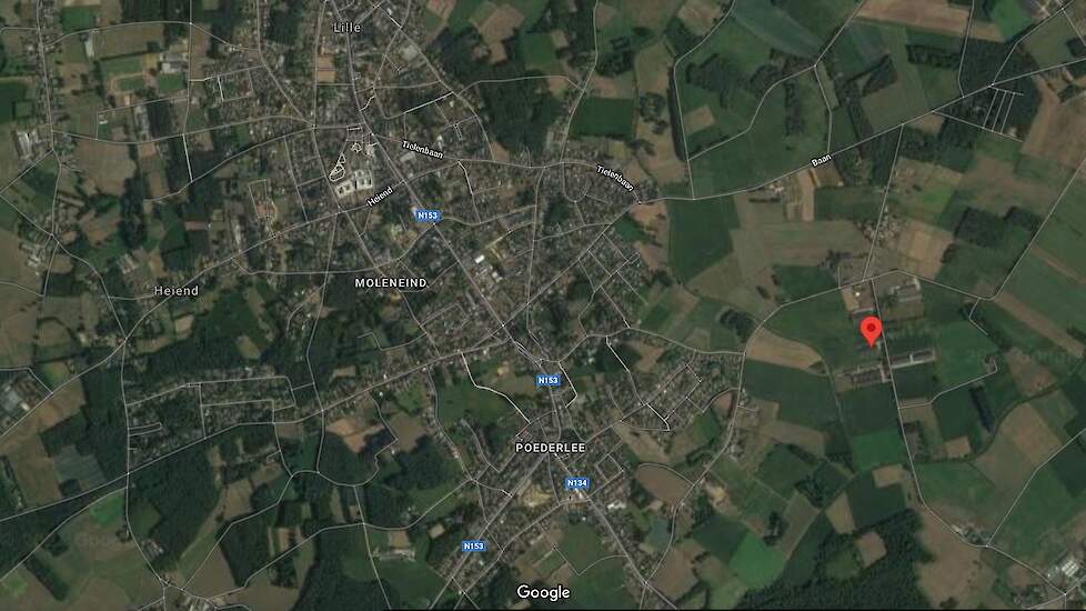 Vleeskuikenhouder Kristof van Schil in het Vlaamse Poederlee, tussen Antwerpen en Geel, is de vergunning van één van zijn twee vleeskuikenstallen kwijtgeraakt door een verandering in de wetgeving. De stal (zie rode punt op de kaart) ligt op 485 meter van
