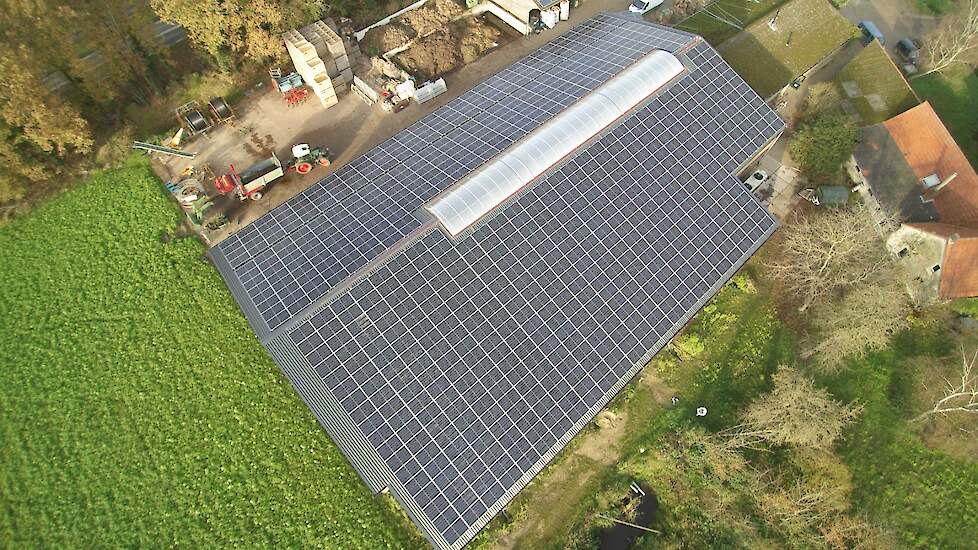 Het dak van akkerbouwer Wiel van de Bool in Neer (LB). Links de zonnepanelen van de coöperatie, rechts de zonnepanelen van het eigen bedrijf. De provincie Limburg gaat energiecoöperaties extra ondersteunen bij de opstartfase via een fonds.