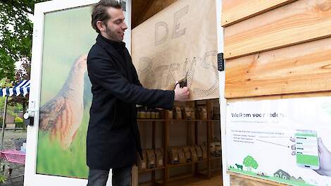 Wethouder Paul Hofman opende het verslokaal van Burgerboerderij De Patrijs in Vorden (GD).