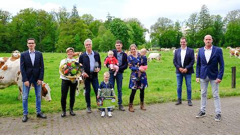 De winnaars van de Agroscoopbokaal Biologisch. v.l.n.r.: Robert van Dorst, Diny en Jan Koekkoek, Eddo en Lianne Nijhof en hun kinderen (v.l.n.r.) Thijs, Marije en Hilde, Jan Zendman en Wilfred Jonkman, directeur Reudink