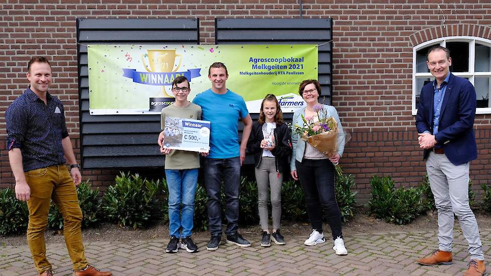 Op de foto v.l.n.r.: Geitenspecialist Jelle van de Mortel, Daan, Rob, Tess en Cindy Paulissen en Robert van der Aa, directeur Herkauwers