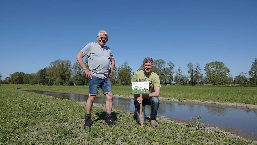 ANV Hollands Noorden-voorzitter Klaas-Wim Jonker (links) en melkveehouder en bollenteler Richard Koopman (rechts) zijn enthousiast over het bordje van de agrarische natuurvereniging.