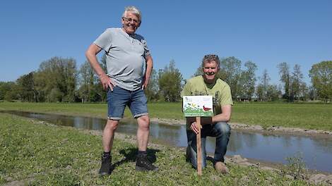 ANV Hollands Noorden-voorzitter Klaas-Wim Jonker (links) en melkveehouder en bollenteler Richard Koopman (rechts) zijn enthousiast over het bordje van de agrarische natuurvereniging.