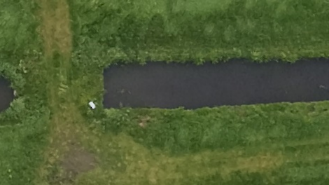 Op drone-beelden is te zien dat de witte waas is weggetrokken uit de sloot.