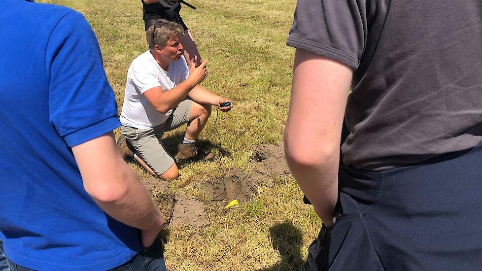 Studenten krijgen uitleg over het bodemmeetsysteem van Estede uit Aalten tijdens een bijeenkomst in Haarlo (GD).