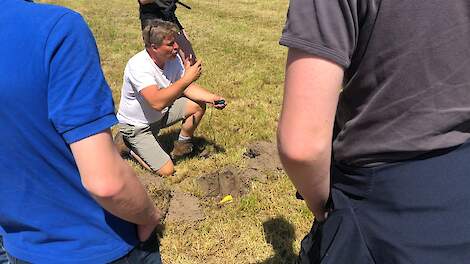 Studenten krijgen uitleg over het bodemmeetsysteem van Estede uit Aalten tijdens een bijeenkomst in Haarlo (GD).