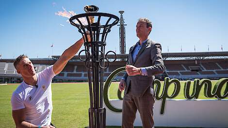 Jetze Plat en Bas Roelofs ontsteken samen het olympisch vuur