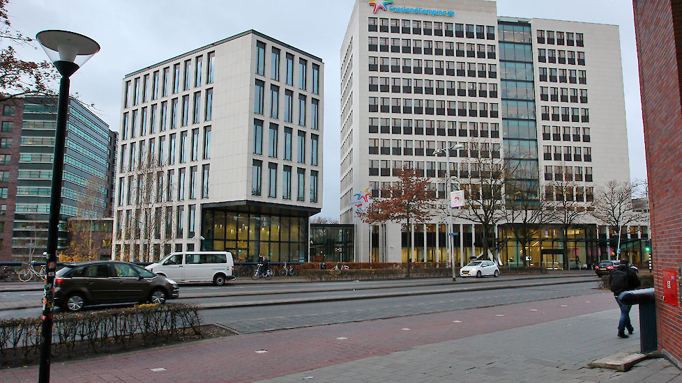 De banner hing bij het hoofdkantoor van FrieslandCampina in Amersfoort (UT).