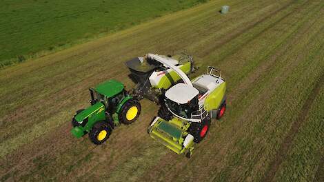 De Friese loonbedrijven Us Bilang en Koeienvoeren.nl kochten samen een pers en bouwden deze om voor gehakselde producten.