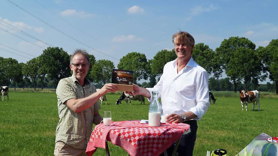 De ondertekening van de partnerovereenkomst en de overhandiging van het partnerbordje vonden plaats in het weiland tussen de koeien van familie Wientjes in Sint Anthonis, Boert Bewust deelnemer in het Land van Cuijk.