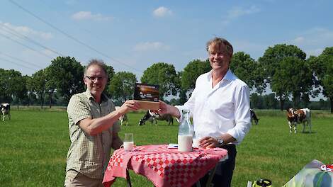 De ondertekening van de partnerovereenkomst en de overhandiging van het partnerbordje vonden plaats in het weiland tussen de koeien van familie Wientjes in Sint Anthonis, Boert Bewust deelnemer in het Land van Cuijk.