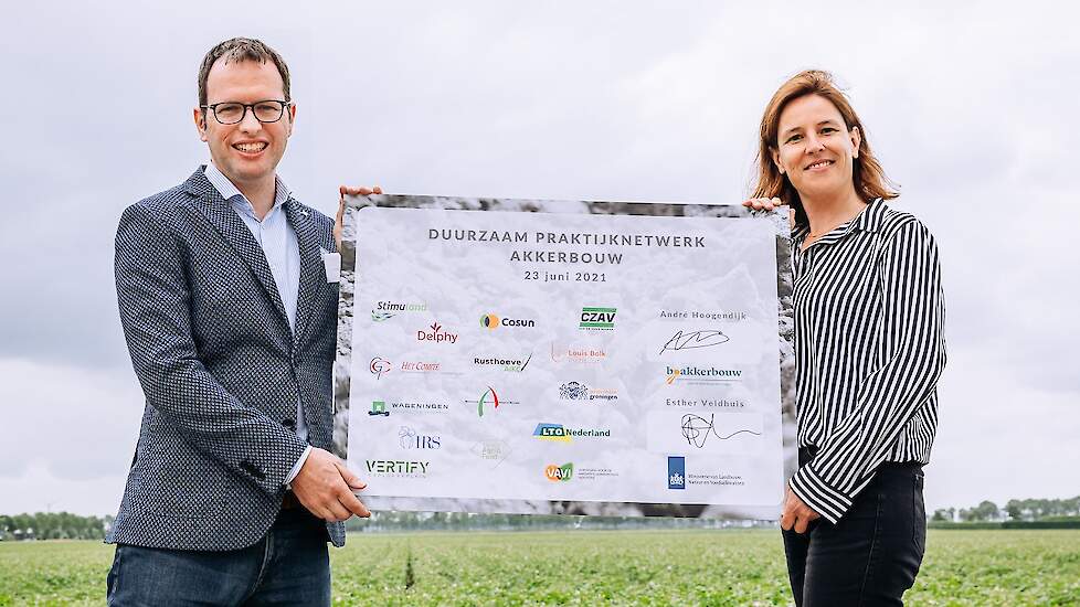 André Hoogendijk (BO Akkerbouw) en Esther Veldhuis (ministerie van LNV) hebben de intentieverklaring ondertekend.