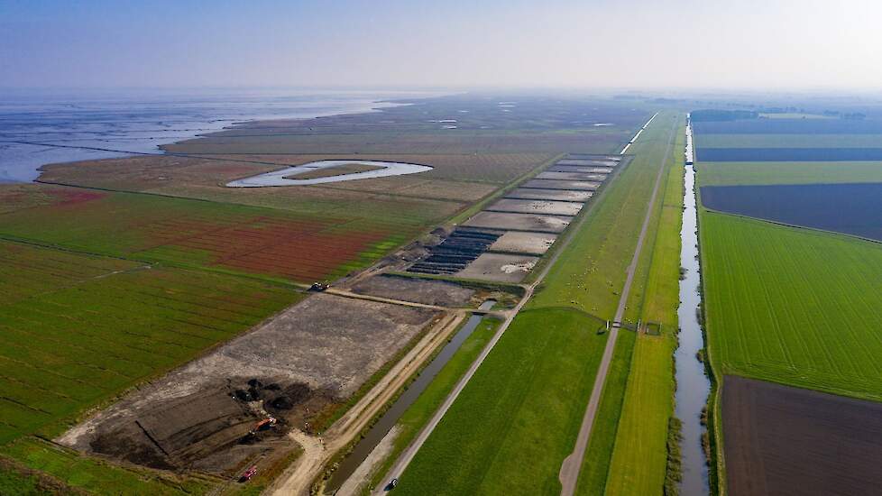 De locatie voor de toekomstige brede groene dijk. Op de voorgrond enkele kleidepots.