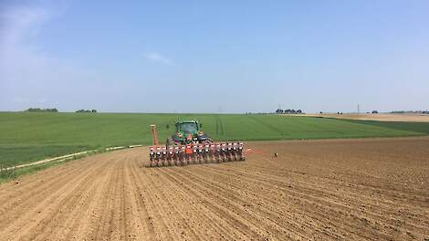 Maïs zaaien voor de proef in Zuid-Limburg.