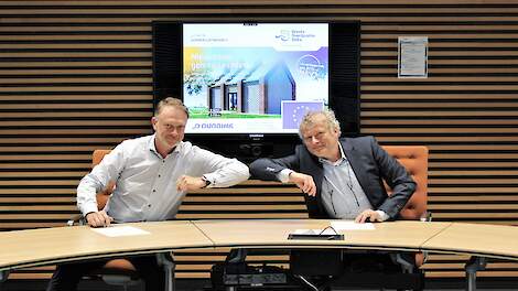 Directeur Martin Dubbink (links) van Dubbink B.V. en Directielid René van der Spank (rechts) van Waterschap Drents Overijsselse Delta tekenen de overeenkomst voor de nieuwbouw van het gemaal.
