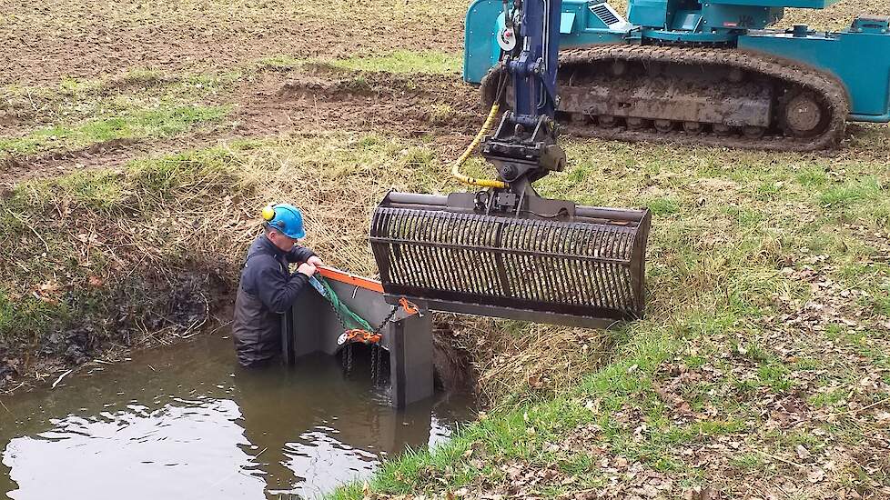 Waterschap WRIJ plaatste eerder dit jaar de honderdste boerenstuw, in samenspraak met LTO Noord. Maandag was er een webinar over de droogteaanpak in Oost-Nederland.