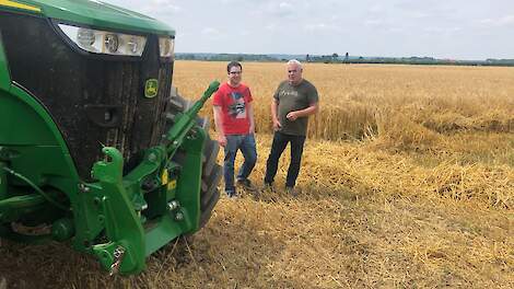 Loonwerker en akkerbouwer Harrie Nies samen met zijn zoon Tom bezig met de gerstoogst in Leuth (GD).