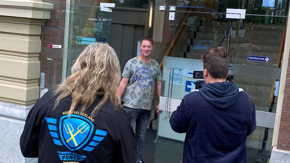 Thijs Wieggers staat zonder boete buiten bij de rechtbank in Zutphen.