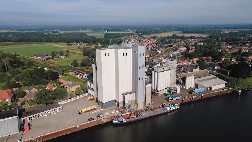 De nieuwe silo staat direct aan de Maas.