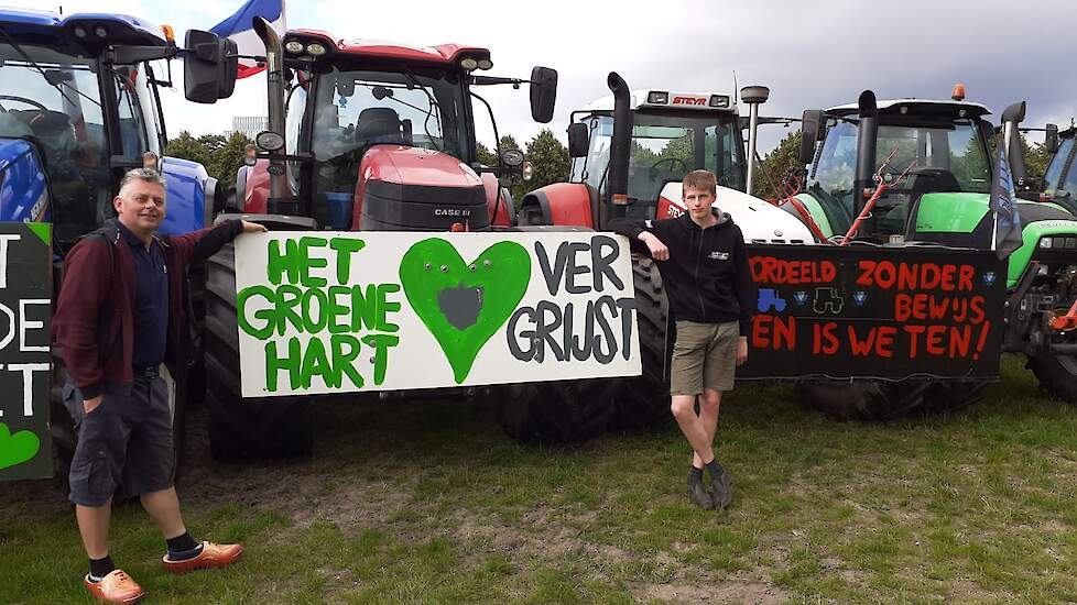 John Boere (l) en zijn zoon Kevin (r) protesteerden op het Malieveld in Den Haag. De melkveehoudersfamilie zag de stad de afgelopen jaren oprukken.